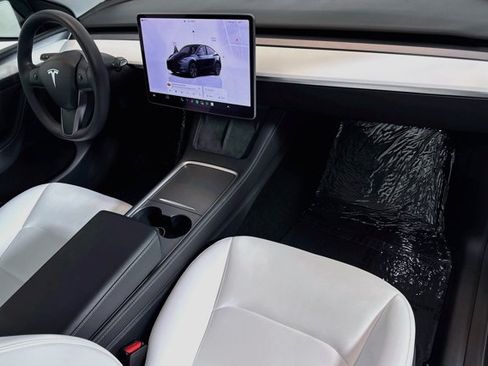 Used 2025 Tesla Model Y Long Range RWD image 27