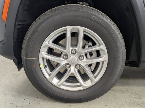 New 2025 Jeep Grand Cherokee Laredo w/ Luxury Tech Group I image 9