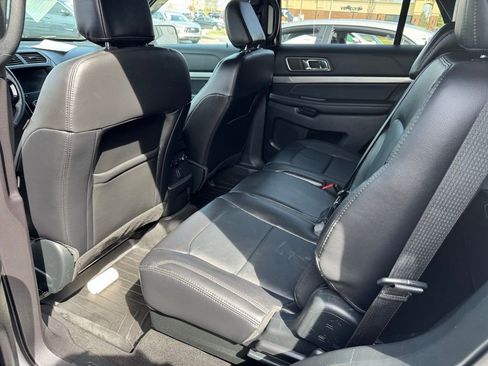 Used 2018 Ford Explorer XLT w/ Equipment Group 202A image 8
