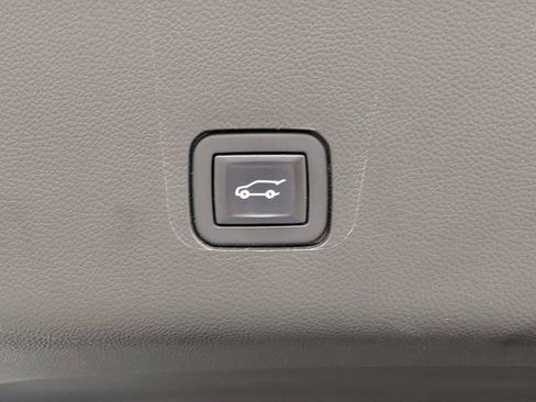 Used 2023 Chevrolet Traverse LT FWD image 13