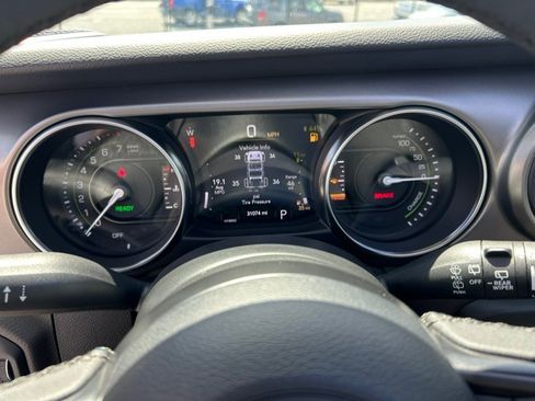 Used 2023 Jeep Wrangler Unlimited w/ Sun & Screen Package AWD/4WD image 26