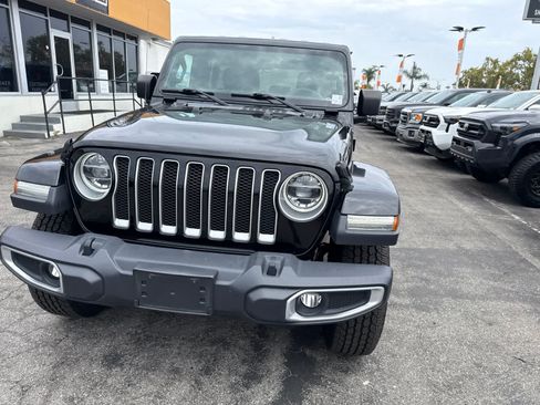 Used 2018 Jeep Wrangler Unlimited Sahara AWD/4WD image 3