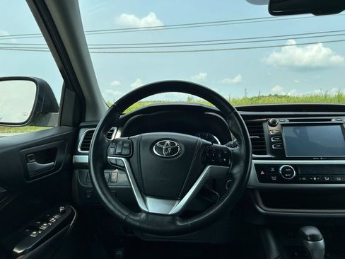 Used 2014 Toyota Highlander XLE AWD/4WD image 17