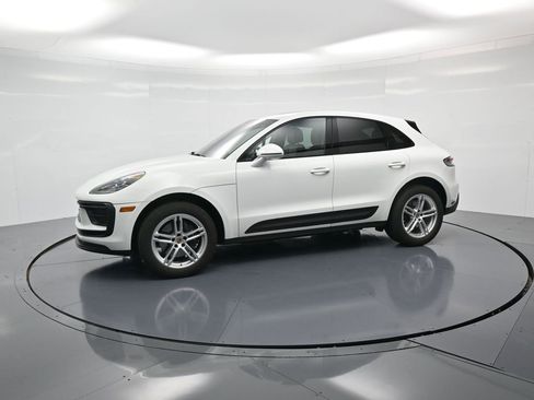 Used 2023 Porsche Macan image 2
