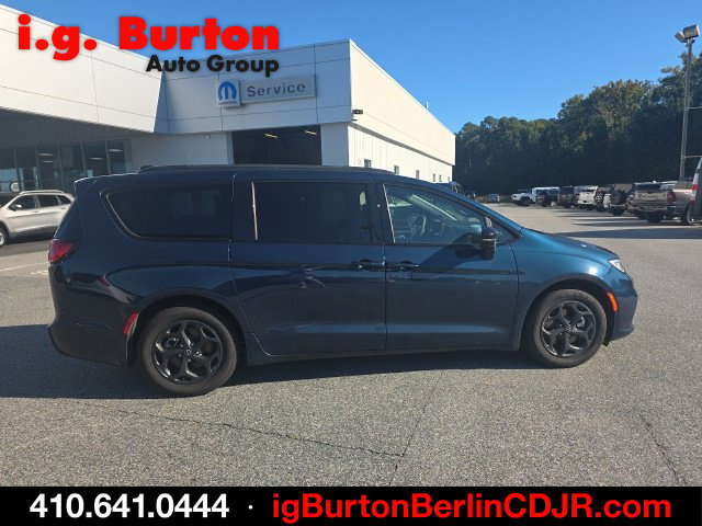 Used 2025 Chrysler Pacifica Premium FWD image 3