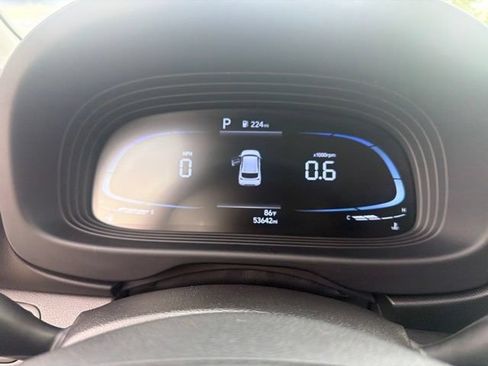 Used 2024 Hyundai Venue Limited FWD image 13