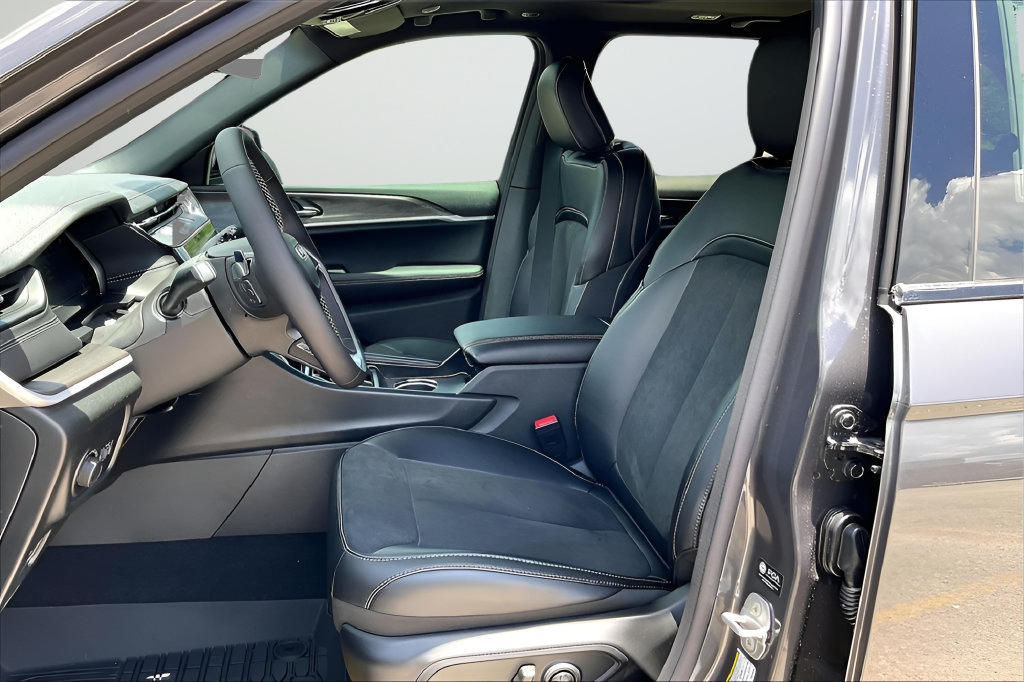 New 2026 Jeep Grand Cherokee Altitude AWD/4WD image 10