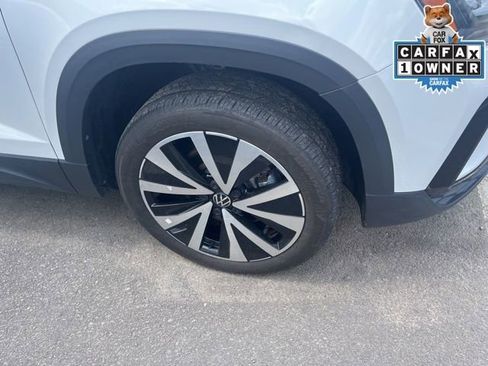 Used 2024 Volkswagen Taos SE image 2