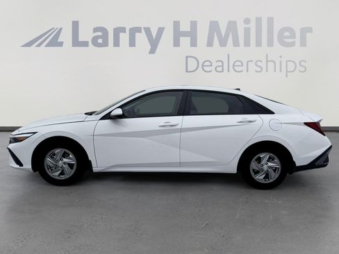 New 2026 Hyundai Elantra SE FWD image 3