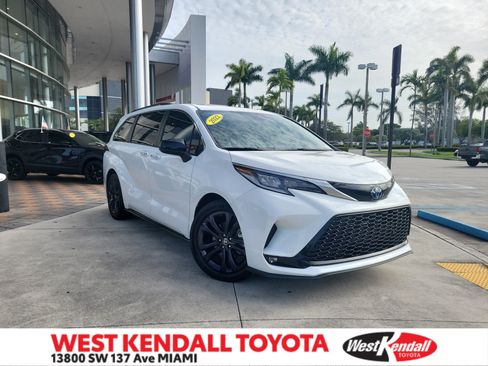 Used 2022 Toyota Sienna XSE FWD image 1