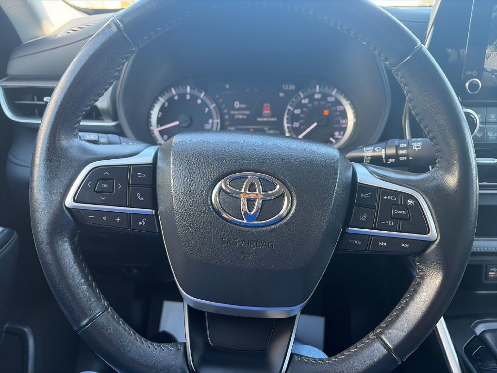Used 2023 Toyota Highlander LE FWD image 27