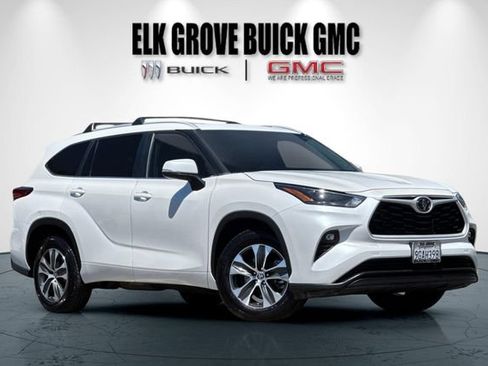 Used 2023 Toyota Highlander XLE FWD image 2