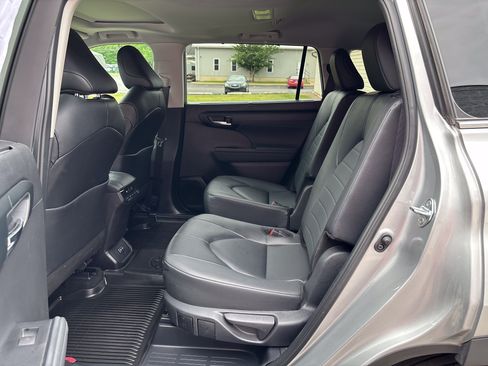 Used 2024 Toyota Highlander XLE AWD/4WD image 14