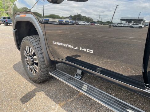Used 2024 GMC Sierra 2500 Denali Ultimate AWD/4WD image 3