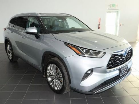 Used 2024 Toyota Highlander Platinum image 7
