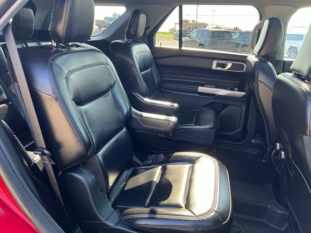 Used 2021 Ford Explorer XLT w/ Equipment Group 202A AWD/4WD image 17