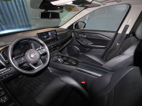 Used 2024 Nissan Rogue SL w/ SL Premium Package image 2