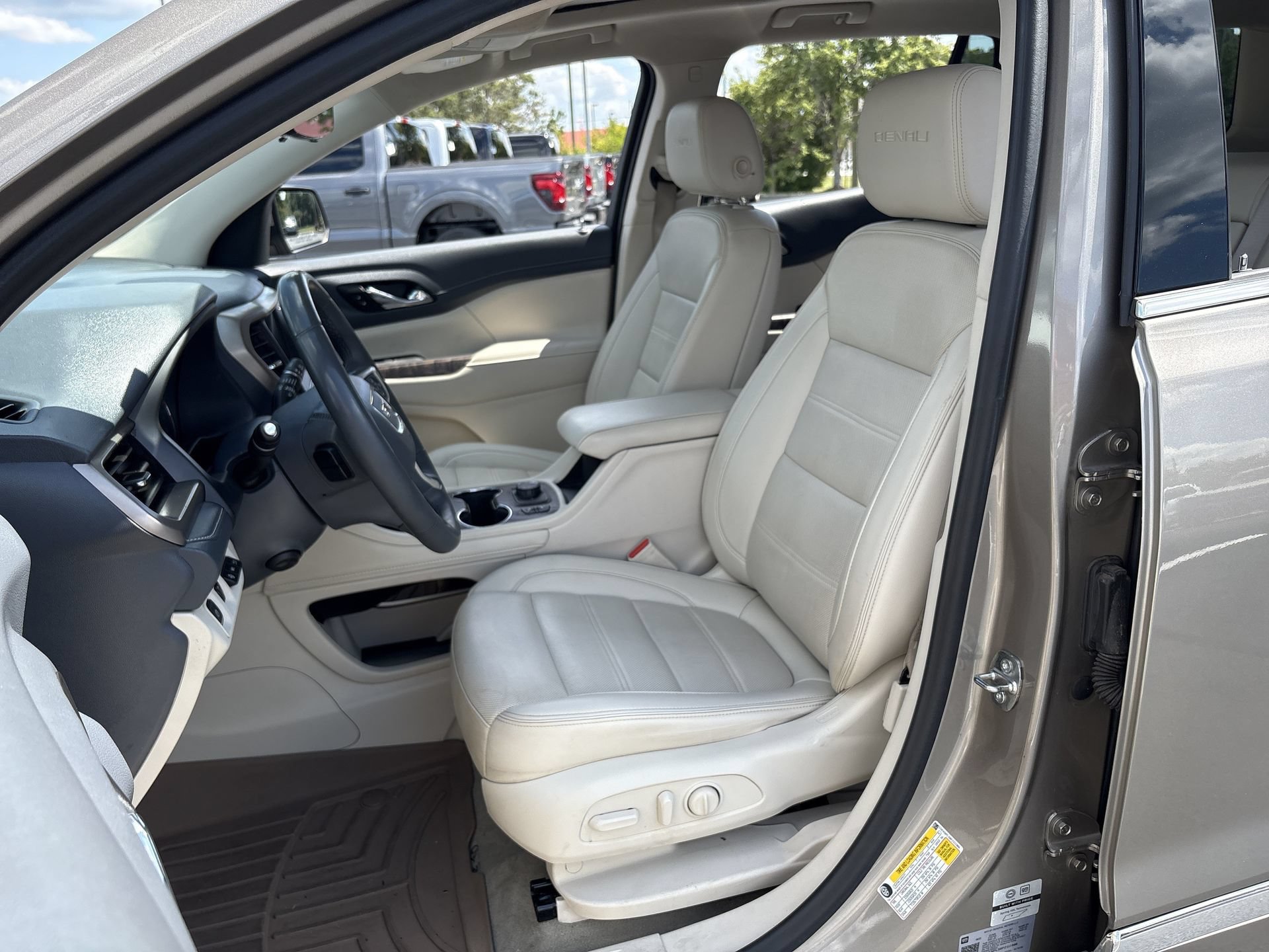 Used 2023 GMC Acadia Denali w/ Denali Ultimate Package FWD image 19