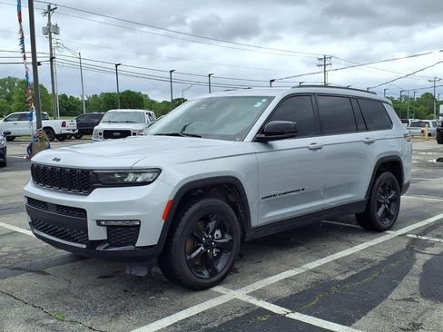 Used 2023 Jeep Grand Cherokee L Limited w/ Black Appearance Package AWD/4WD image 3