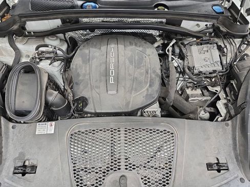 Certified 2019 Porsche Macan AWD/4WD image 33