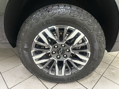 Used 2025 Chevrolet Suburban Z71 image 16