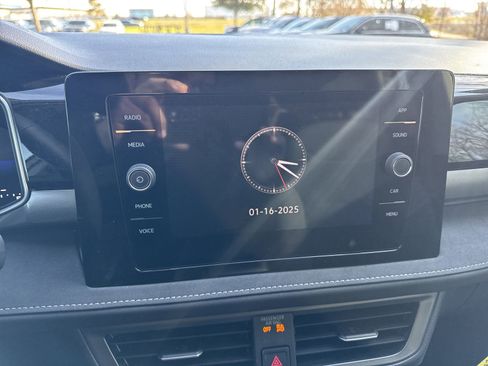 Certified 2025 Volkswagen Taos SE FWD image 44