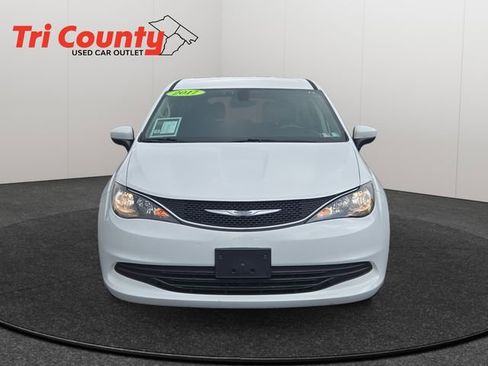 Used 2017 Chrysler Pacifica Touring FWD image 2