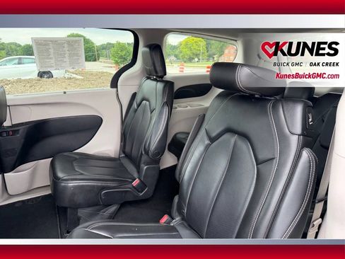 Used 2023 Chrysler Pacifica Touring-L FWD image 8