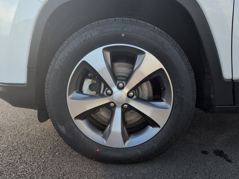 Used 2022 Jeep Cherokee Limited image 10