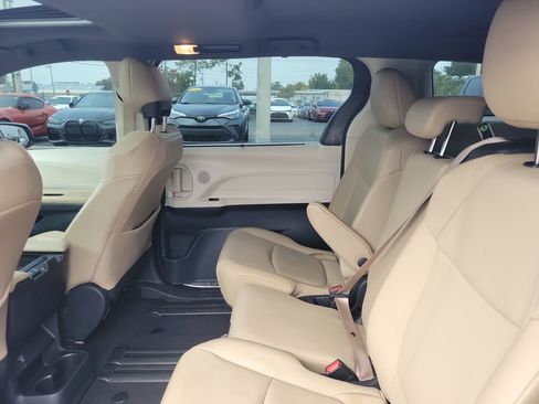 Used 2022 Toyota Sienna XLE image 8