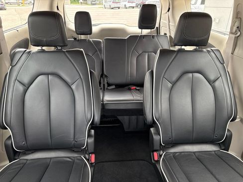 Used 2023 Chrysler Pacifica Limited AWD/4WD image 41