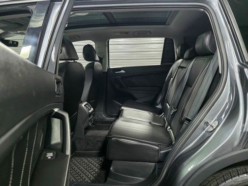 Used 2024 Volkswagen Tiguan SE w/ Panoramic Sunroof Package image 16