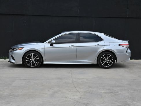 Used 2018 Toyota Camry SE FWD image 9