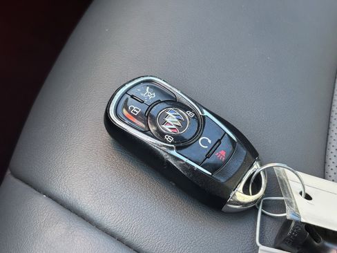 Used 2023 Buick Enclave Essence image 26