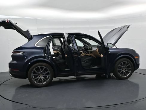 Certified 2024 Porsche Cayenne AWD/4WD image 19