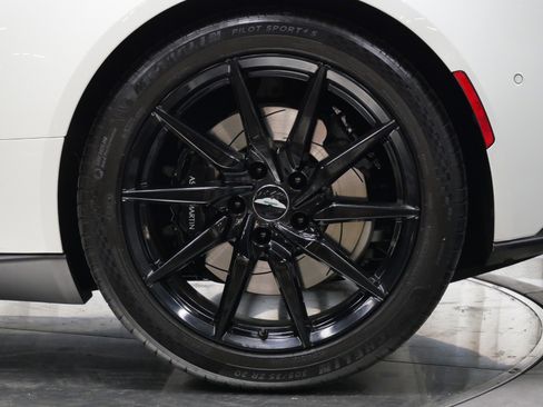 Used 2019 Aston Martin DB11 Volante image 11