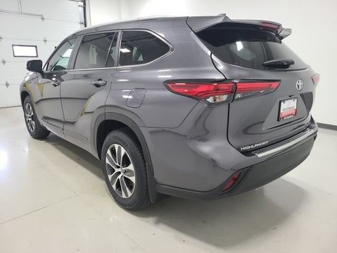 Used 2023 Toyota Highlander XLE AWD/4WD image 5