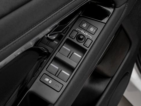 Used 2023 Land Rover Range Rover Evoque R-Dynamic SE image 38