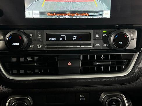 Used 2025 Toyota Grand Highlander AWD image 17