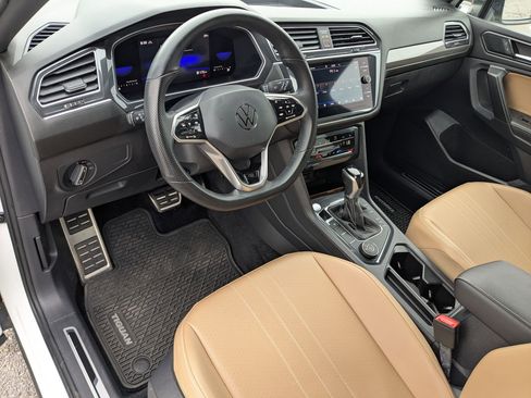 Used 2022 Volkswagen Tiguan SE R-Line image 16