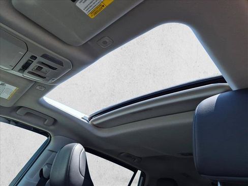 Used 2025 Toyota Highlander XLE FWD image 15