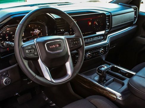 Used 2025 GMC Sierra 1500 Elevation image 15