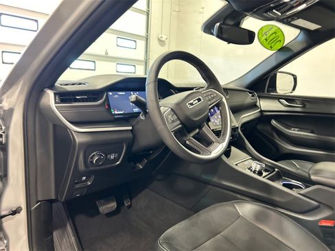 Used 2024 Jeep Grand Cherokee Altitude image 17