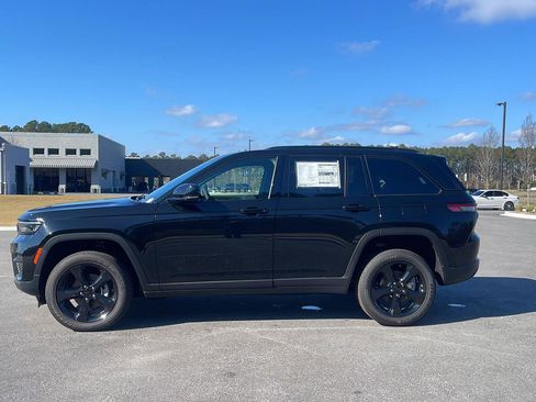 New 2025 Jeep Grand Cherokee Altitude image 4