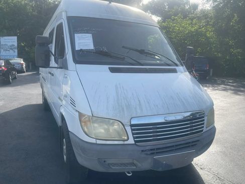 Used 2005 Freightliner Sprinter 2500 RWD image 2