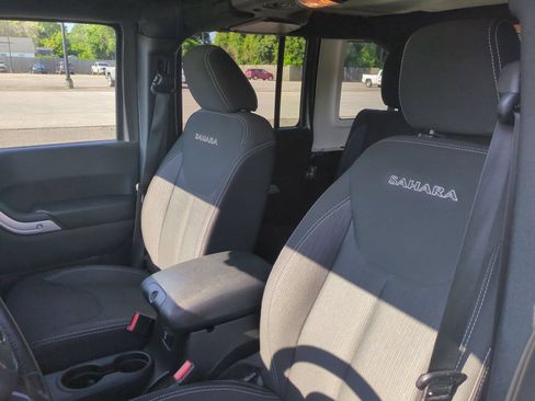 Used 2017 Jeep Wrangler Unlimited Sahara w/ Connectivity Group AWD/4WD image 15