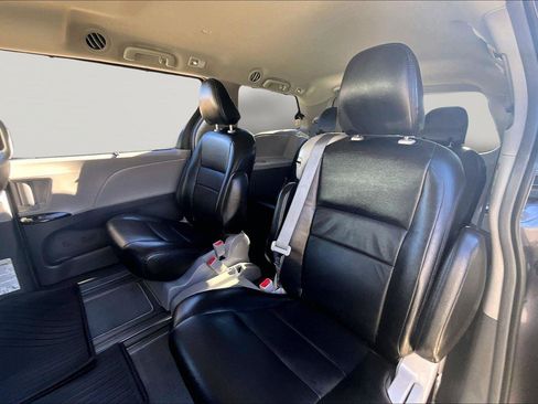 Used 2019 Toyota Sienna XLE image 26