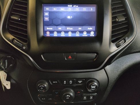 Used 2019 Jeep Cherokee Latitude w/ Popular Appearance Group FWD image 25