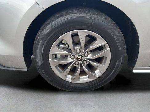 Used 2024 Toyota Sienna LE w/ LE Plus Package FWD image 10