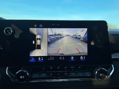 Used 2023 Chevrolet Colorado Z71 w/ Z71 Convenience Package 2 image 18